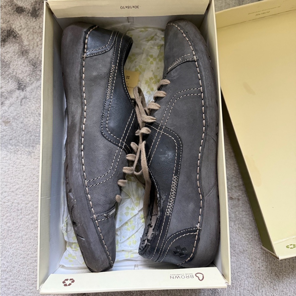 Naturalizer women’s sneakers size 11